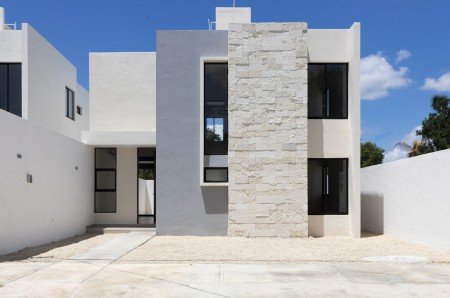 Casa en venta en chichi suarez de 3 recamaras una en planta baja con alberca